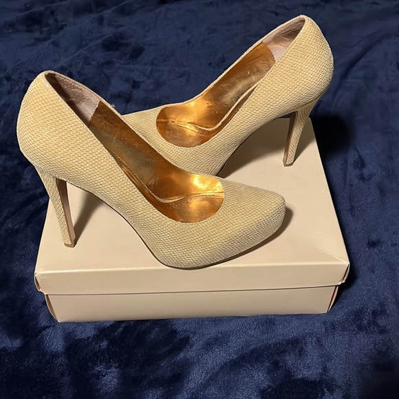 🛑 BCBG Cashew Close Toe Heel - Picture 4 of 5